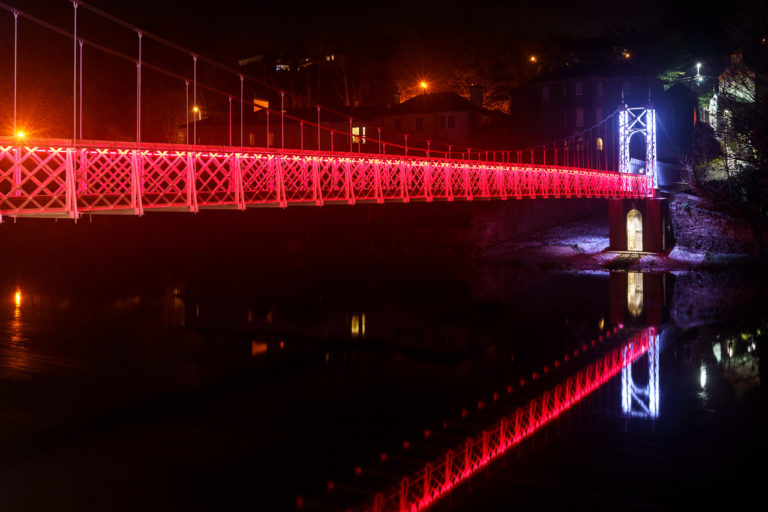 The Red Lights of the Shaky Bridge