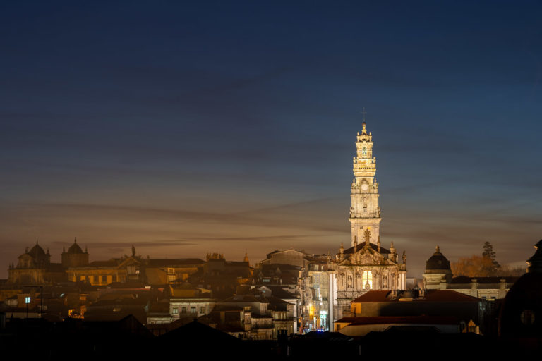Igreja dos Clérigos Overlooks Porto