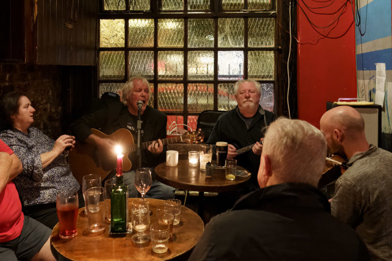 Hank and Ray in Charlies Bar