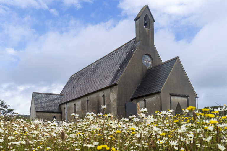 Teampol na mBocht, Altar