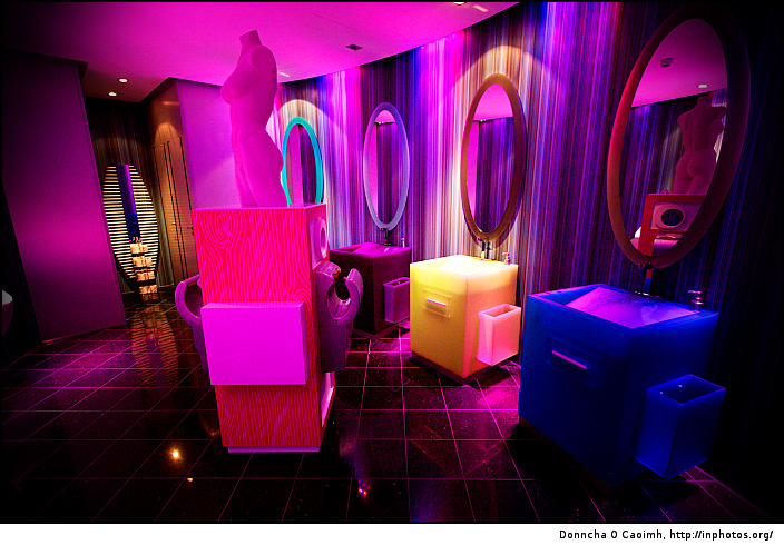 The light fantasic loo
