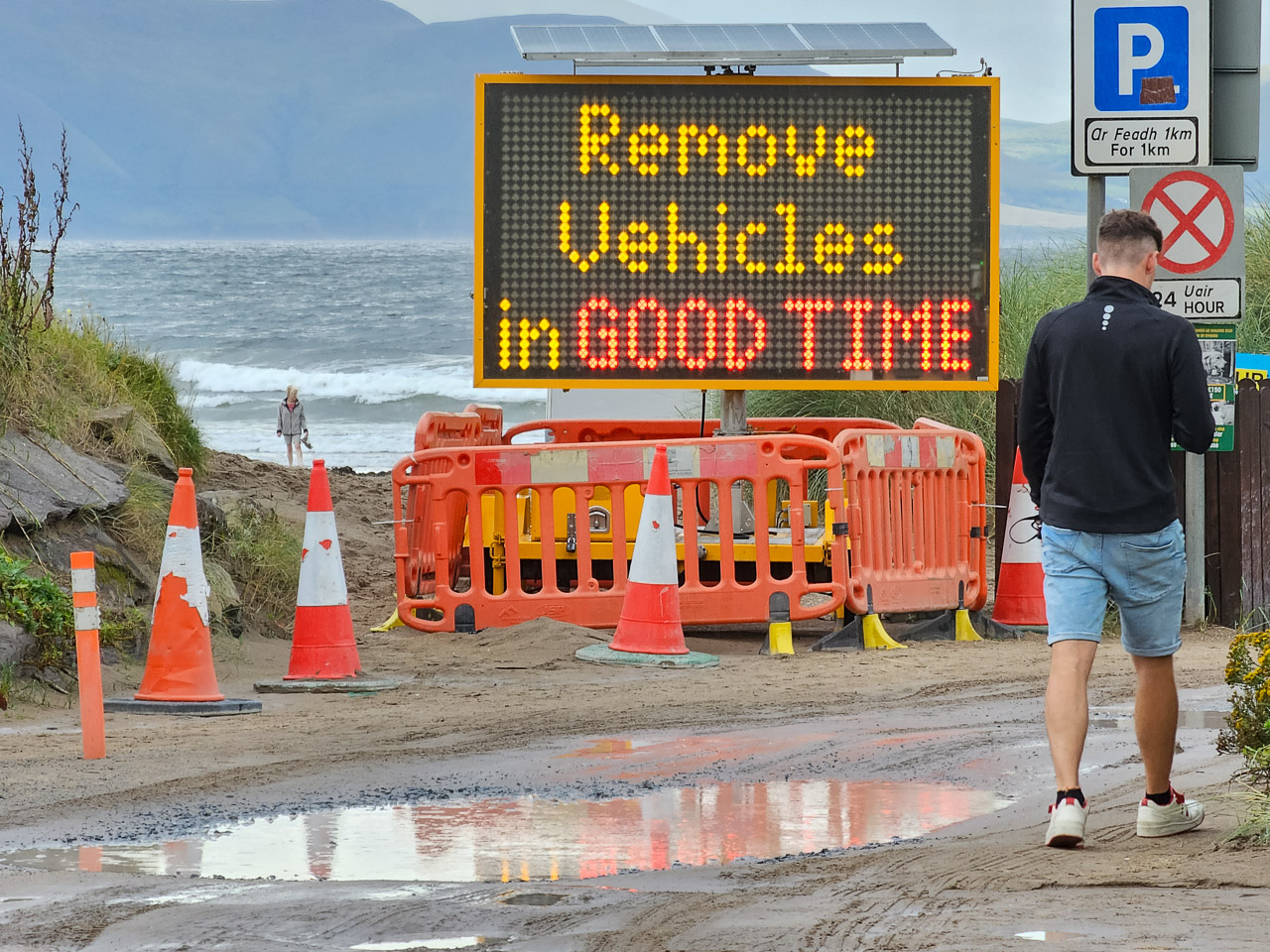 An electronic sign at a beach saying,
"Remove
Vehicles
in GOOD TIME"